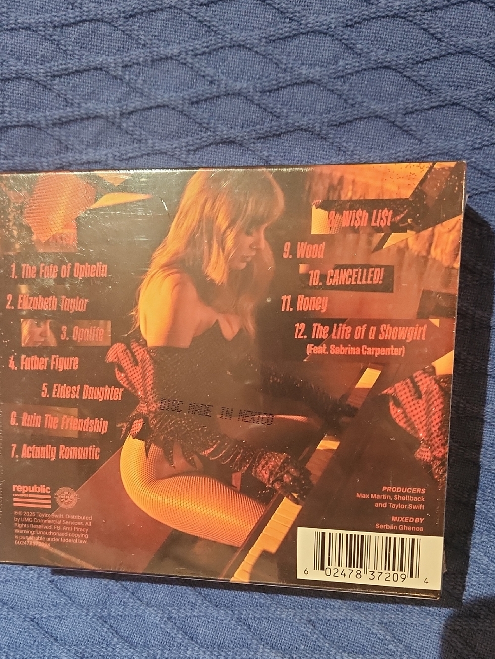 Taylor SWIFT, New In Box - Picture 2 of 2